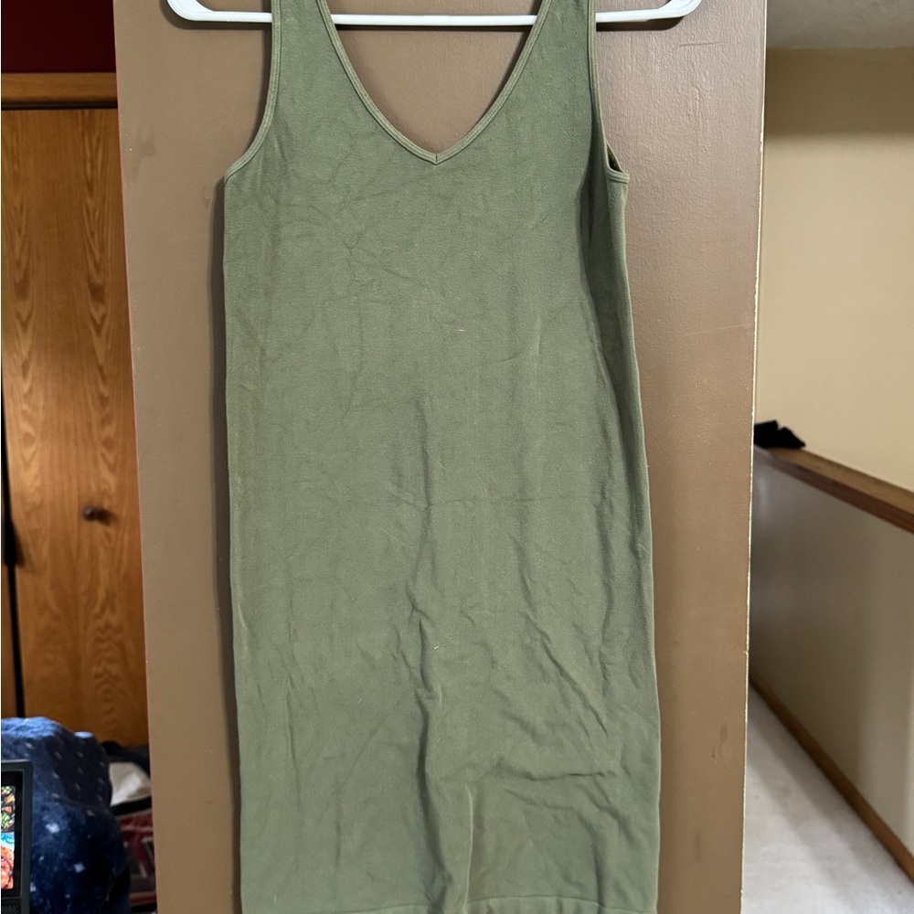 Used Green Sleeveless V-Neck Dress